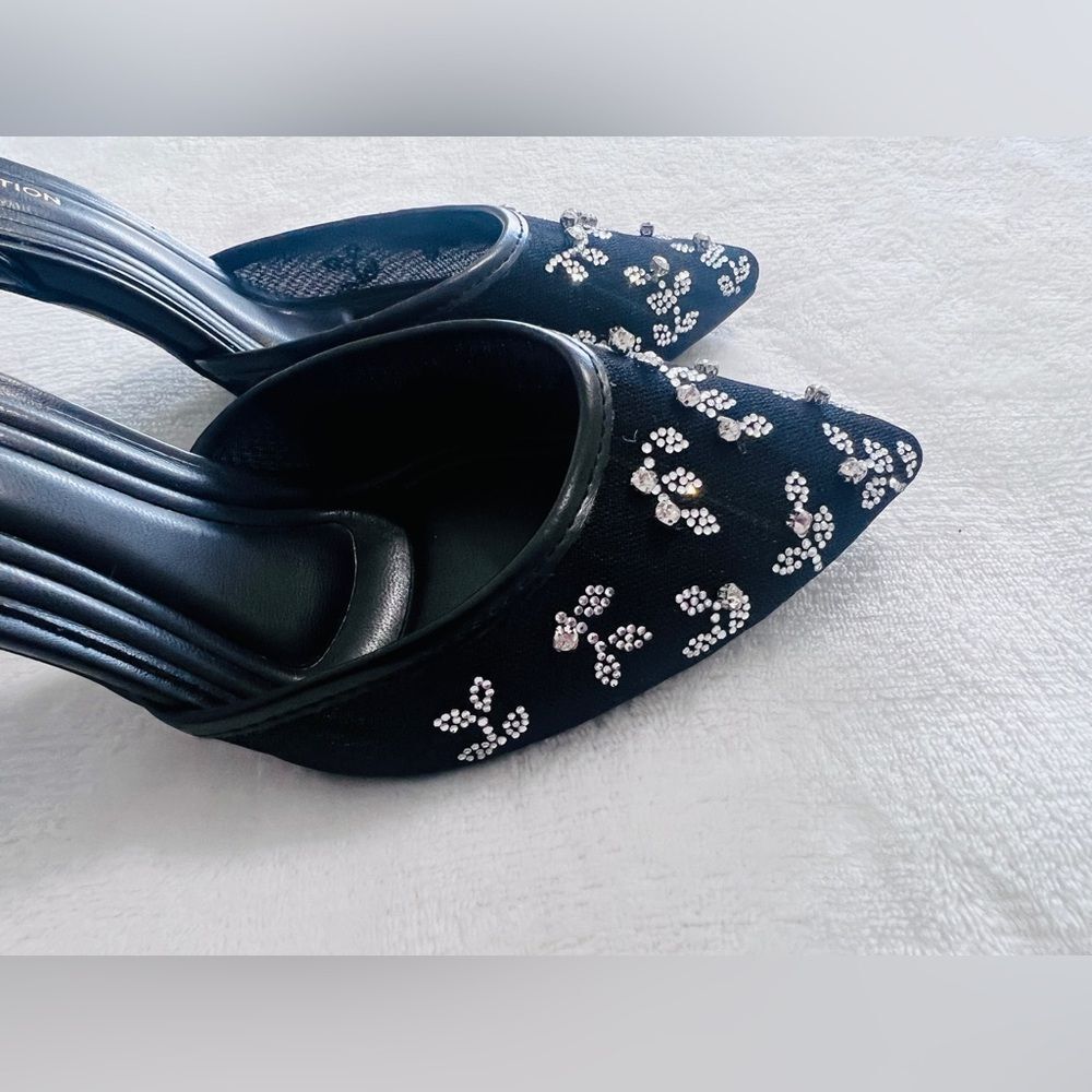 BCBGeneration Rhinestone
Embellished Pointed-Toe Ankle-Strap Heels sz 8 - Picture 6 of 10